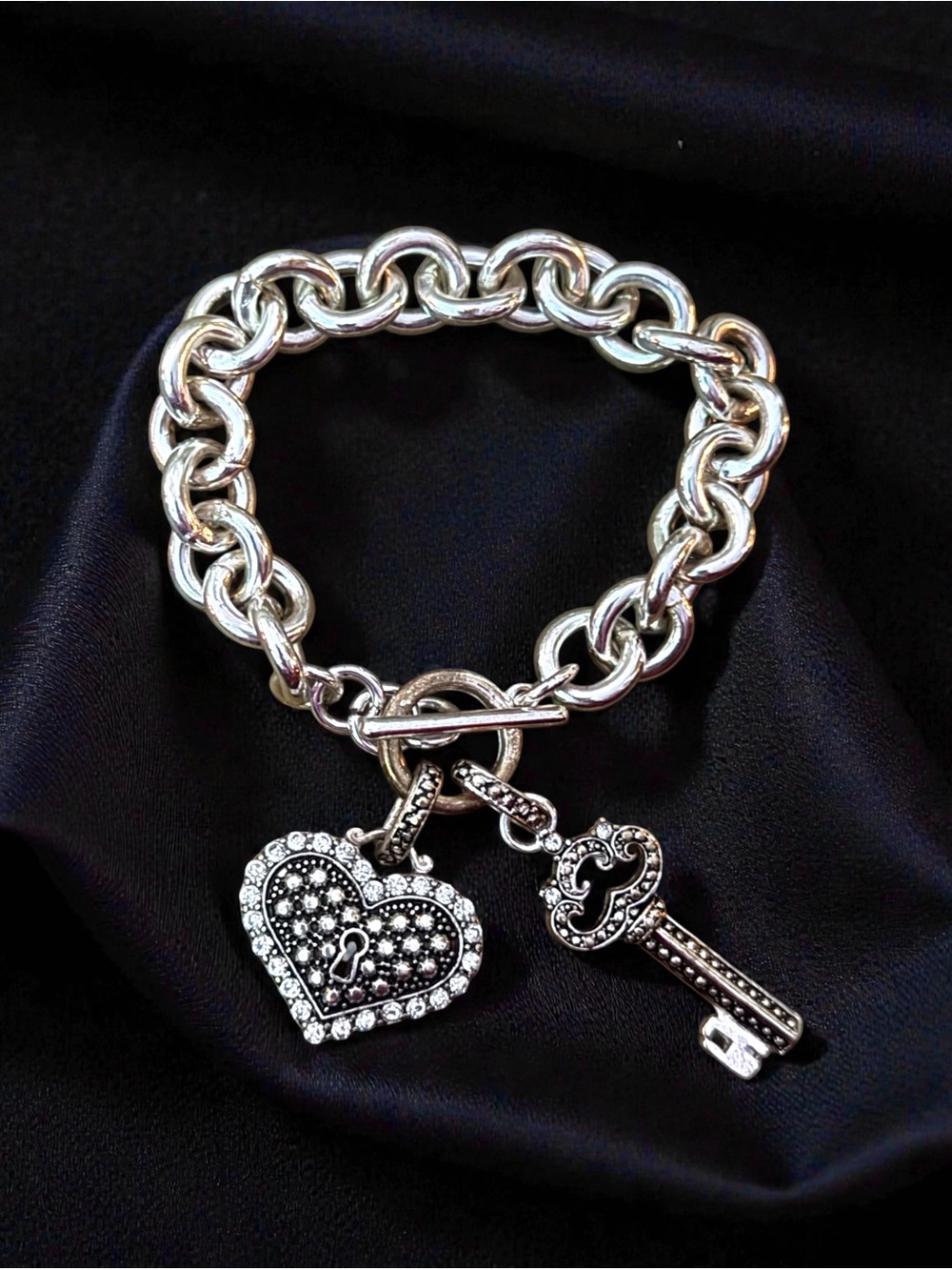 Chunky silver tone heart and skeleton key charm toggle bracelet